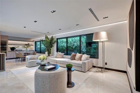 House in Miami, Florida 6 bedrooms № 2051253 - photo 4