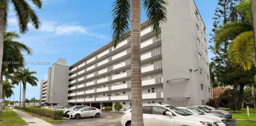 Condominio en Hallandale Beach, Florida, 2 dormitorios  № 2032275