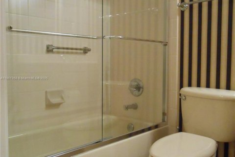 Townhouse in Weston, Florida 3 bedrooms, 148.64 sq.m. № 1892984 - photo 13