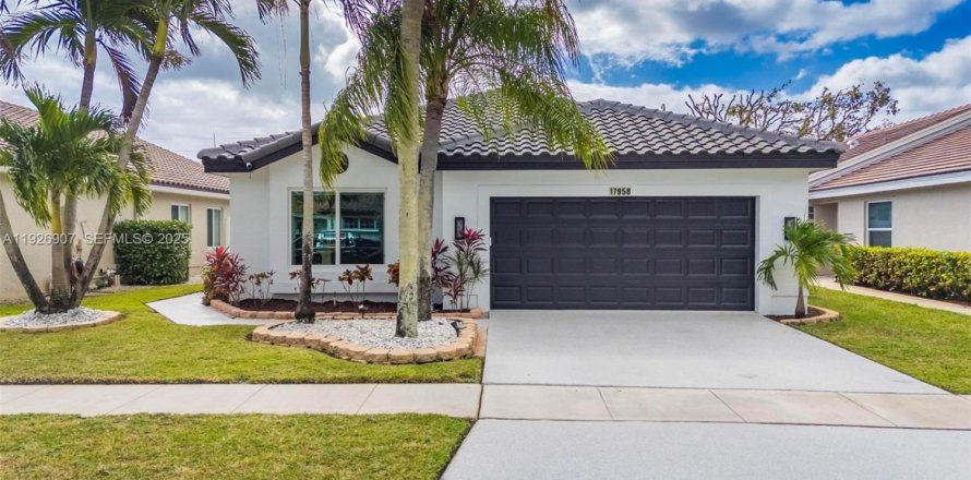 Дом в Пемброк-Пайнс, Флорида 3 спальни, 157м2 № 1990509