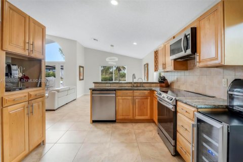 Купить виллу или дом в Пемброк-Пайнс, Флорида 3 спальни, 157м2, № 1990509 - фото 18