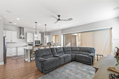 House in Orlando, Florida 4 bedrooms, 316.7 sq.m. № 1517521 - photo 15
