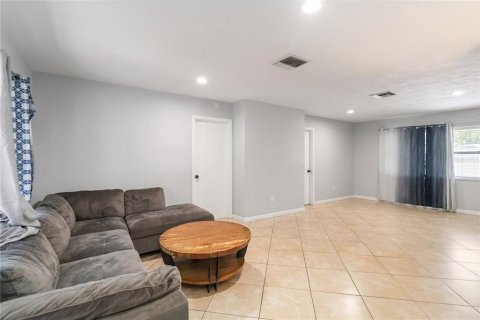 House in Deltona, Florida 3 bedrooms, 119.66 sq.m. № 2134595 - photo 2