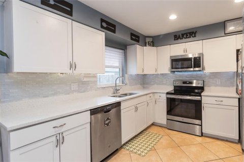 House in Deltona, Florida 3 bedrooms, 119.66 sq.m. № 2134595 - photo 3