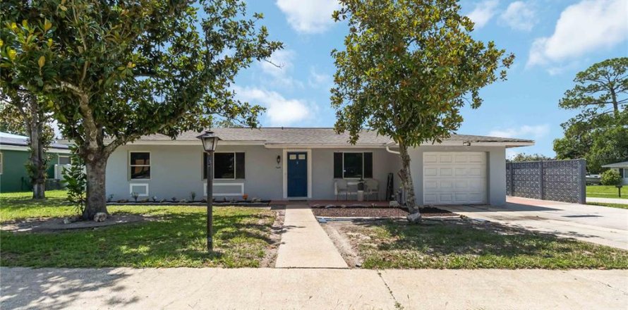 House in Deltona, Florida 3 bedrooms, 119.66 sq.m. № 2134595