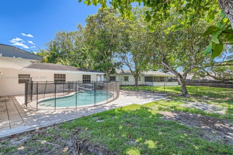 House in North Lauderdale, Florida 4 bedrooms, 155.7 sq.m. № 1937337 - photo 18