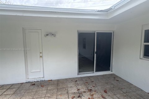 House in North Lauderdale, Florida 4 bedrooms, 155.7 sq.m. № 1937337 - photo 3