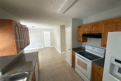 House in North Lauderdale, Florida 4 bedrooms, 155.7 sq.m. № 1937337 - photo 10