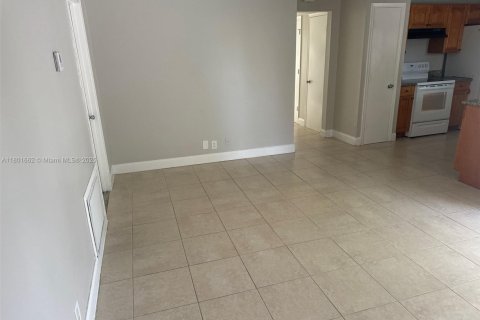 House in North Lauderdale, Florida 4 bedrooms, 155.7 sq.m. № 1937337 - photo 8