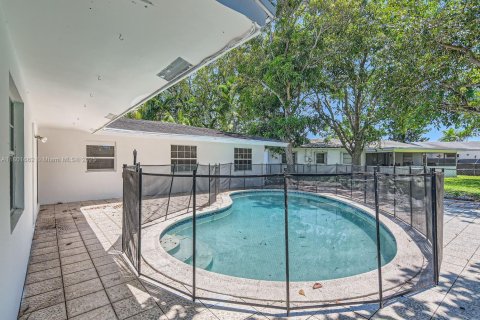 House in North Lauderdale, Florida 4 bedrooms, 155.7 sq.m. № 1937337 - photo 21