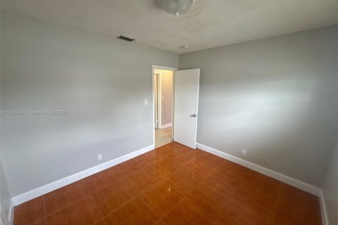 House in North Lauderdale, Florida 4 bedrooms, 155.7 sq.m. № 1937337 - photo 14