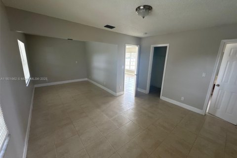 House in North Lauderdale, Florida 4 bedrooms, 155.7 sq.m. № 1937337 - photo 6