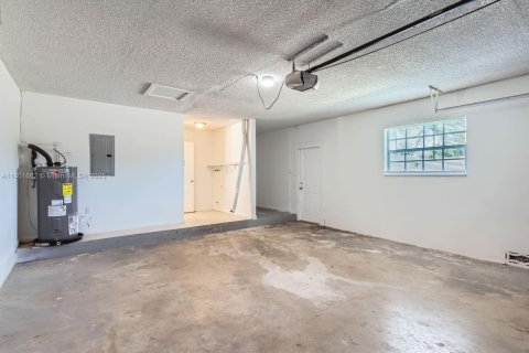 House in North Lauderdale, Florida 4 bedrooms, 155.7 sq.m. № 1937337 - photo 22