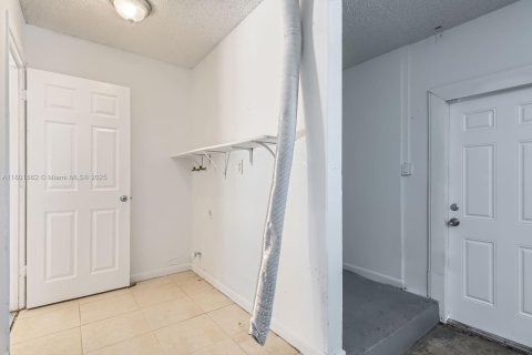 House in North Lauderdale, Florida 4 bedrooms, 155.7 sq.m. № 1937337 - photo 17