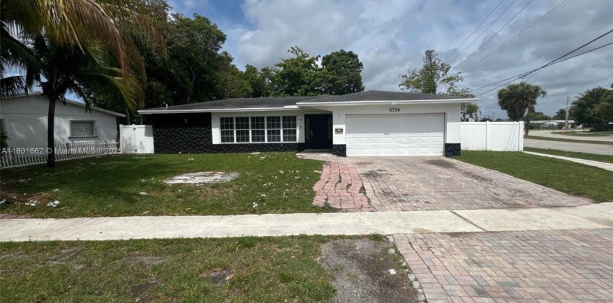 House in North Lauderdale, Florida 4 bedrooms, 155.7 sq.m. № 1937337