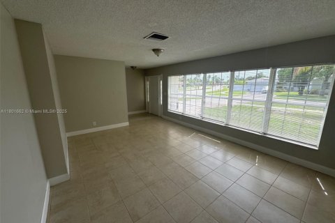 House in North Lauderdale, Florida 4 bedrooms, 155.7 sq.m. № 1937337 - photo 4