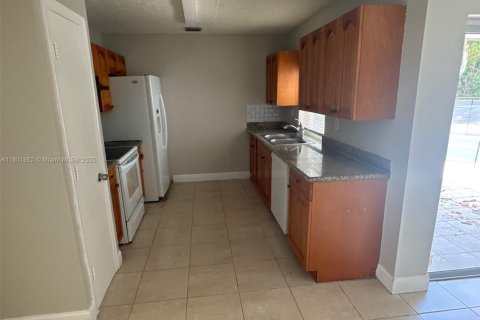 House in North Lauderdale, Florida 4 bedrooms, 155.7 sq.m. № 1937337 - photo 9