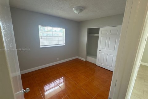 House in North Lauderdale, Florida 4 bedrooms, 155.7 sq.m. № 1937337 - photo 13