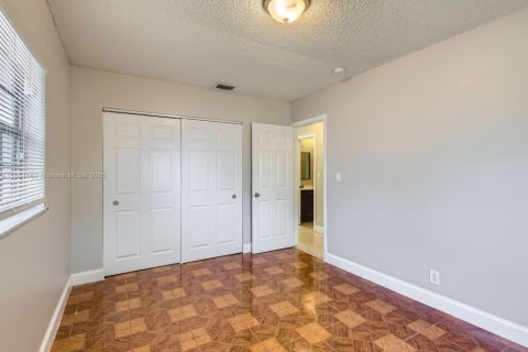 House in North Lauderdale, Florida 4 bedrooms, 155.7 sq.m. № 1937337 - photo 16
