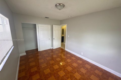 House in North Lauderdale, Florida 4 bedrooms, 155.7 sq.m. № 1937337 - photo 11