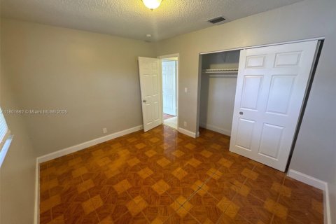 House in North Lauderdale, Florida 4 bedrooms, 155.7 sq.m. № 1937337 - photo 12