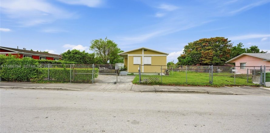 Дом в Майами, Флорида 4 спальни, 107.95м2 № 2044834