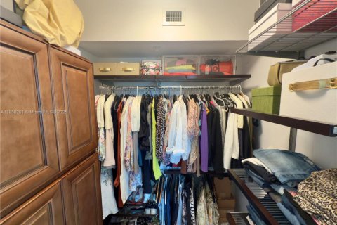 Condo in Hallandale Beach, Florida, 3 bedrooms  № 1878386 - photo 8
