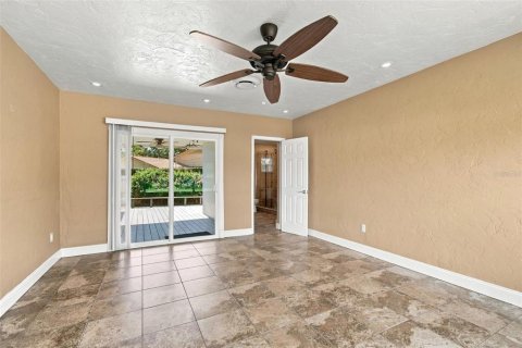House in Saint Petersburg, Florida 2 bedrooms, 128.95 sq.m. № 2419261 - photo 12