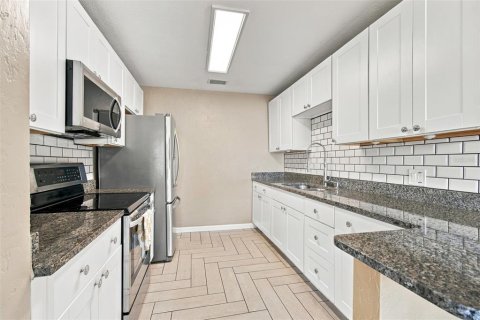 House in Saint Petersburg, Florida 2 bedrooms, 128.95 sq.m. № 2419261 - photo 9