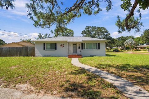 House in Saint Petersburg, Florida 2 bedrooms, 128.95 sq.m. № 2419261