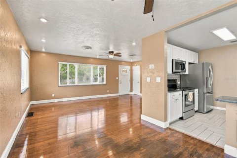 House in Saint Petersburg, Florida 2 bedrooms, 128.95 sq.m. № 2419261 - photo 8