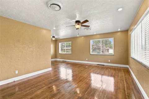 House in Saint Petersburg, Florida 2 bedrooms, 128.95 sq.m. № 2419261 - photo 5
