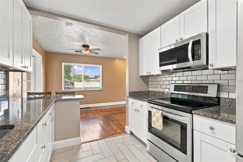 House in Saint Petersburg, Florida 2 bedrooms, 128.95 sq.m. № 2419261 - photo 11