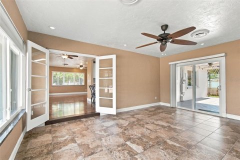 House in Saint Petersburg, Florida 2 bedrooms, 128.95 sq.m. № 2419261 - photo 13