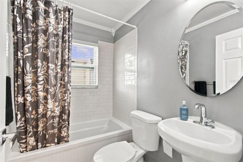 House in Saint Petersburg, Florida 2 bedrooms, 128.95 sq.m. № 2419261 - photo 16