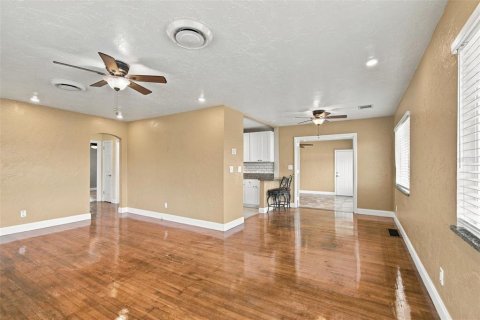 House in Saint Petersburg, Florida 2 bedrooms, 128.95 sq.m. № 2419261 - photo 7