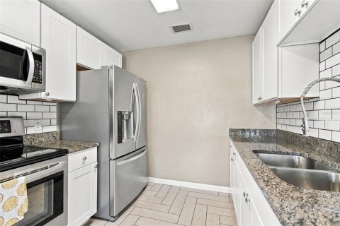 House in Saint Petersburg, Florida 2 bedrooms, 128.95 sq.m. № 2419261 - photo 10