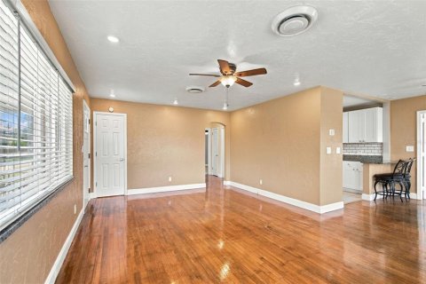 House in Saint Petersburg, Florida 2 bedrooms, 128.95 sq.m. № 2419261 - photo 6
