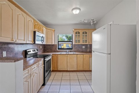 Villa ou maison à vendre à Miami Gardens, Floride: 3 chambres, 120.77 m2 № 2065278 - photo 17