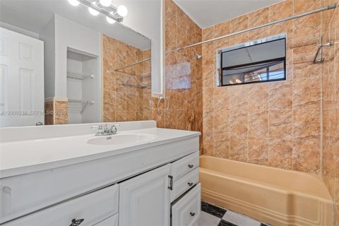 Villa ou maison à vendre à Miami Gardens, Floride: 3 chambres, 120.77 m2 № 2065278 - photo 29