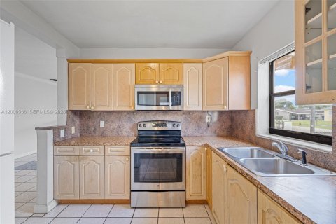 Villa ou maison à vendre à Miami Gardens, Floride: 3 chambres, 120.77 m2 № 2065278 - photo 4