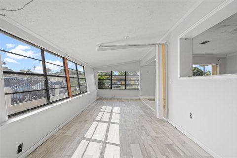 Villa ou maison à vendre à Miami Gardens, Floride: 3 chambres, 120.77 m2 № 2065278 - photo 13