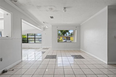Villa ou maison à vendre à Miami Gardens, Floride: 3 chambres, 120.77 m2 № 2065278 - photo 15