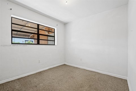 Villa ou maison à vendre à Miami Gardens, Floride: 3 chambres, 120.77 m2 № 2065278 - photo 27