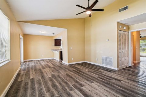 House in Tampa, Florida 3 bedrooms, 115.57 sq.m. № 1866333 - photo 15