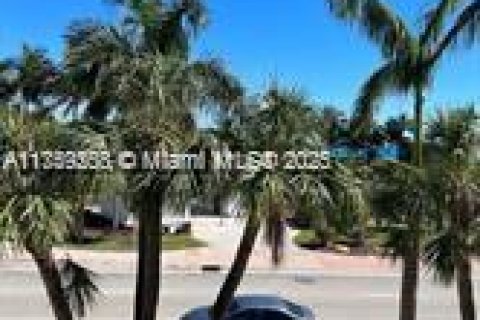 Купить кондоминиум в Майами-Бич, Флорида 1 спальня, 93.46м2, № 1985603 - фото 2