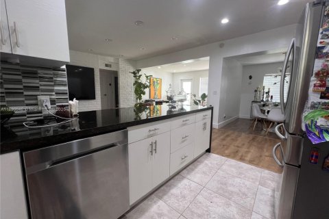 Casa en venta en Miami, Florida, 3 dormitorios, 156.45 m2 № 2016212 - foto 12