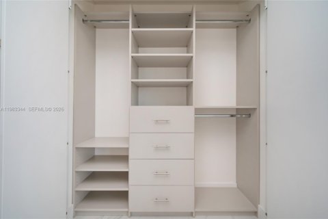 Снять в аренду кондоминиум в Майами, Флорида 2 спальни, 121.33м2, № 2058584 - фото 30