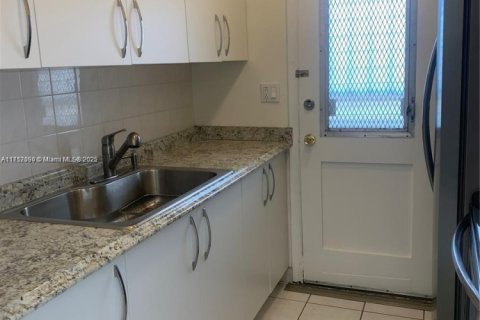 Condo in Miami, Florida, 1 bedroom  № 2076751 - photo 22