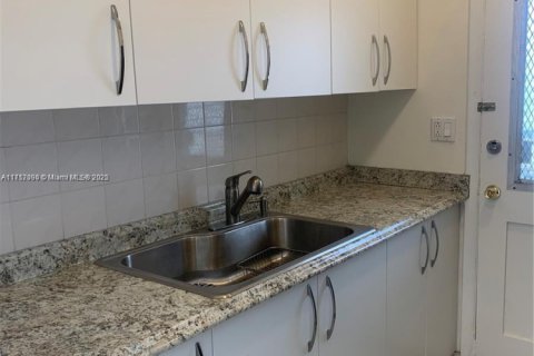 Condo in Miami, Florida, 1 bedroom  № 2076751 - photo 24